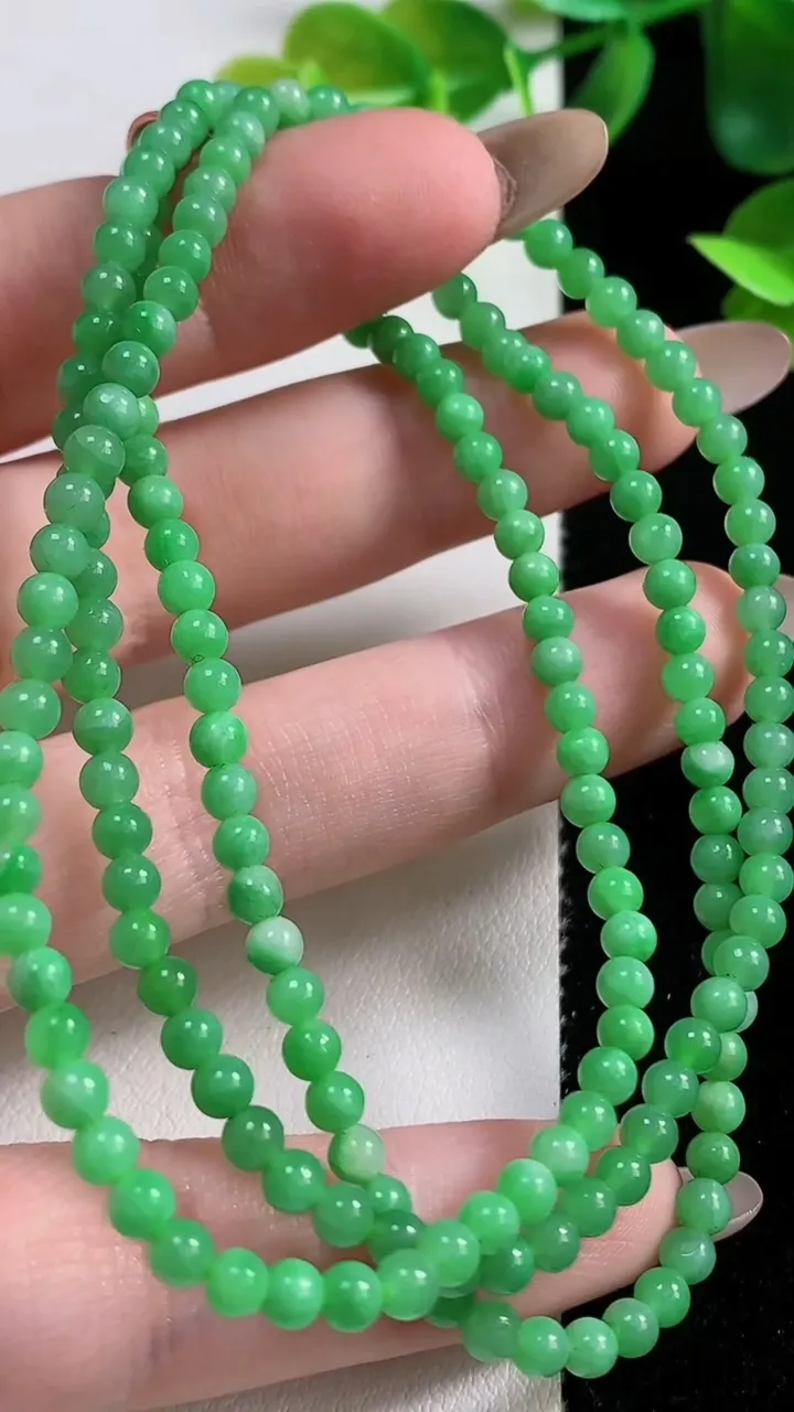 天然A货翡翠小米圆珠项链180颗，尺寸3.4，重量:13.94g
11月9日