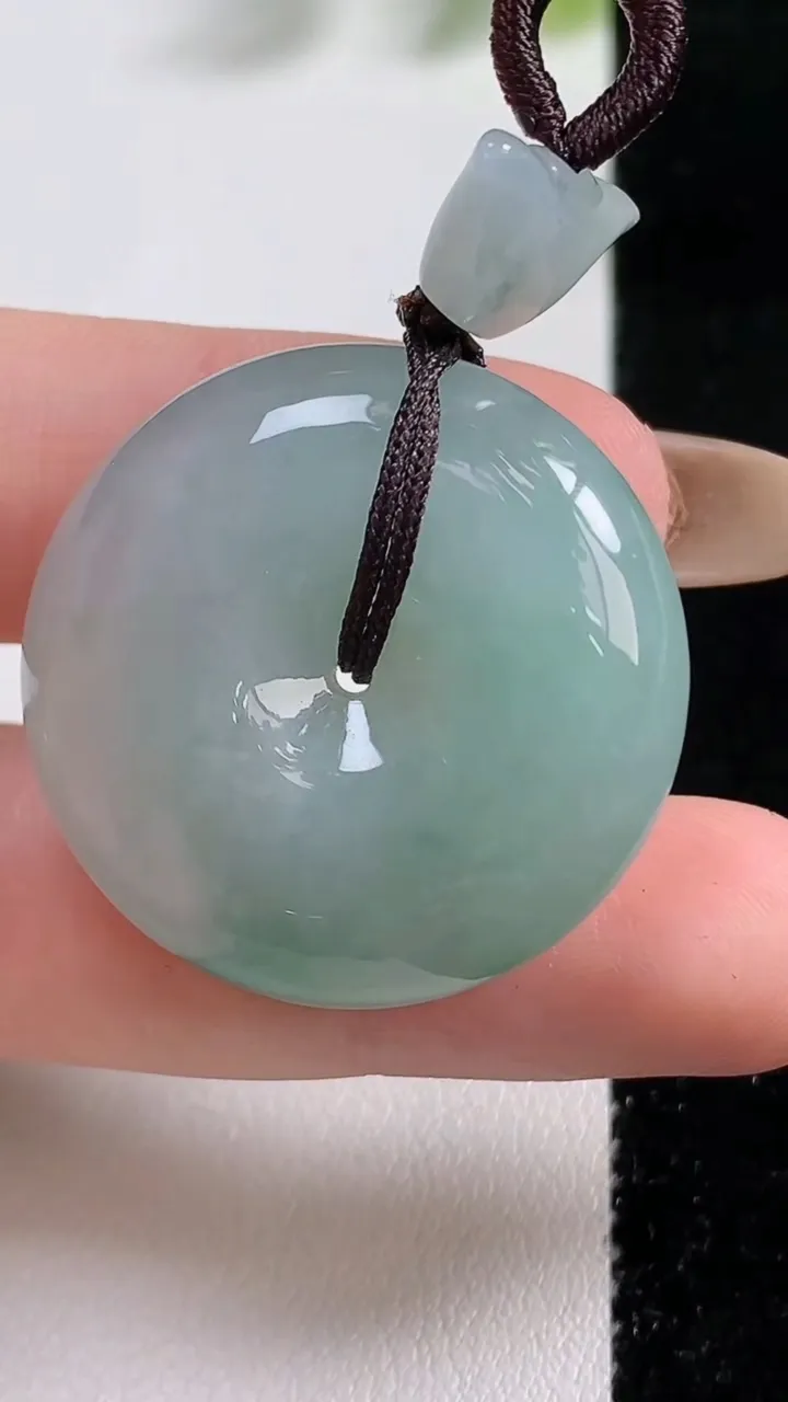 天然A货翡翠冰种飘花平安扣吊坠，尺寸29.8-9.7，重量:18.39g
11月9日