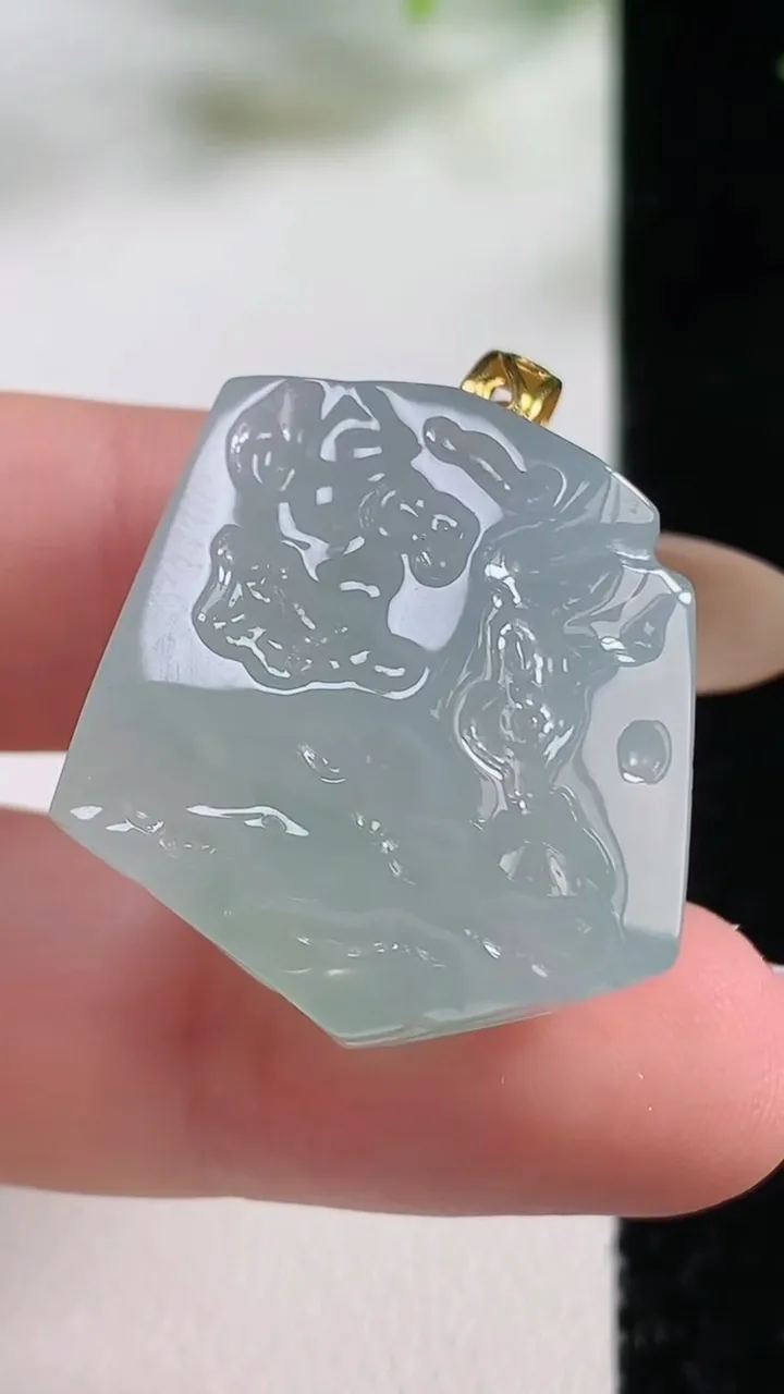 天然A货翡翠原石吊坠，尺寸25.4-23.8-12.3，重量:13.37g
11月9日