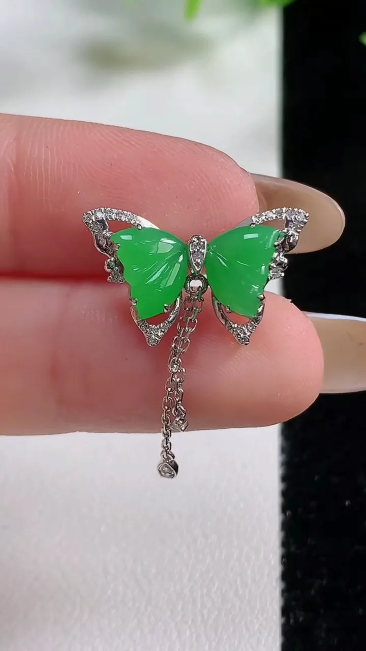 天然A货翡翠蝴蝶吊坠，尺寸12-19.4-4.5裸石8.2-5.6，重量:1.68g
11月9日