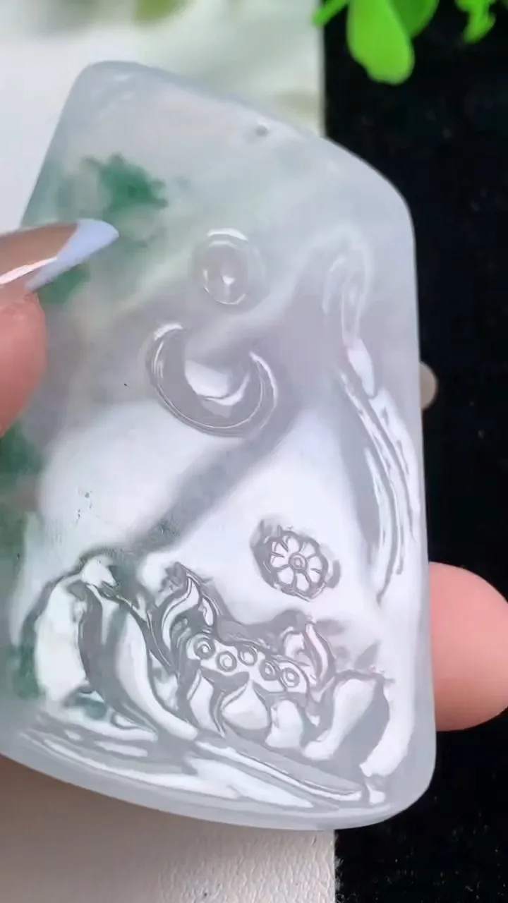 天然A货翡翠种飘花大势至观音菩萨吊坠，尺寸64-41.7-6.4，重量:37.02g
11月9日