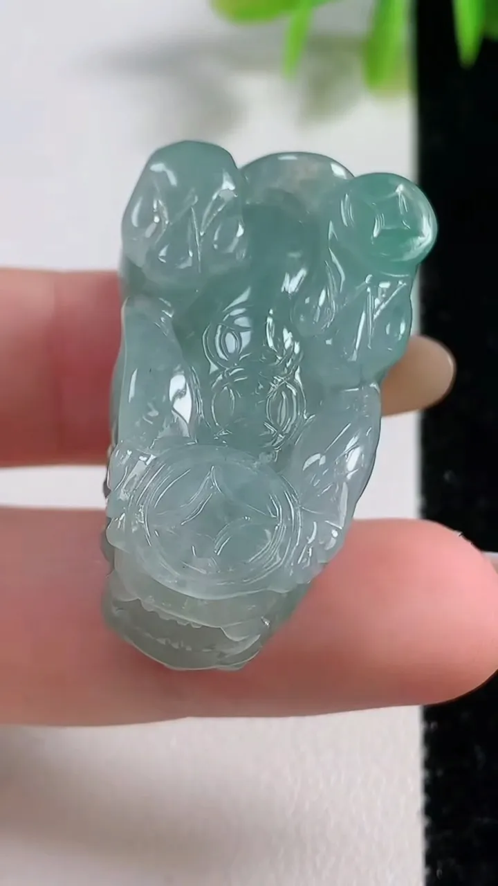 天然A货翡翠貔貅吊坠，尺寸35-20.2-15.5，重量:23.40g
11月9日