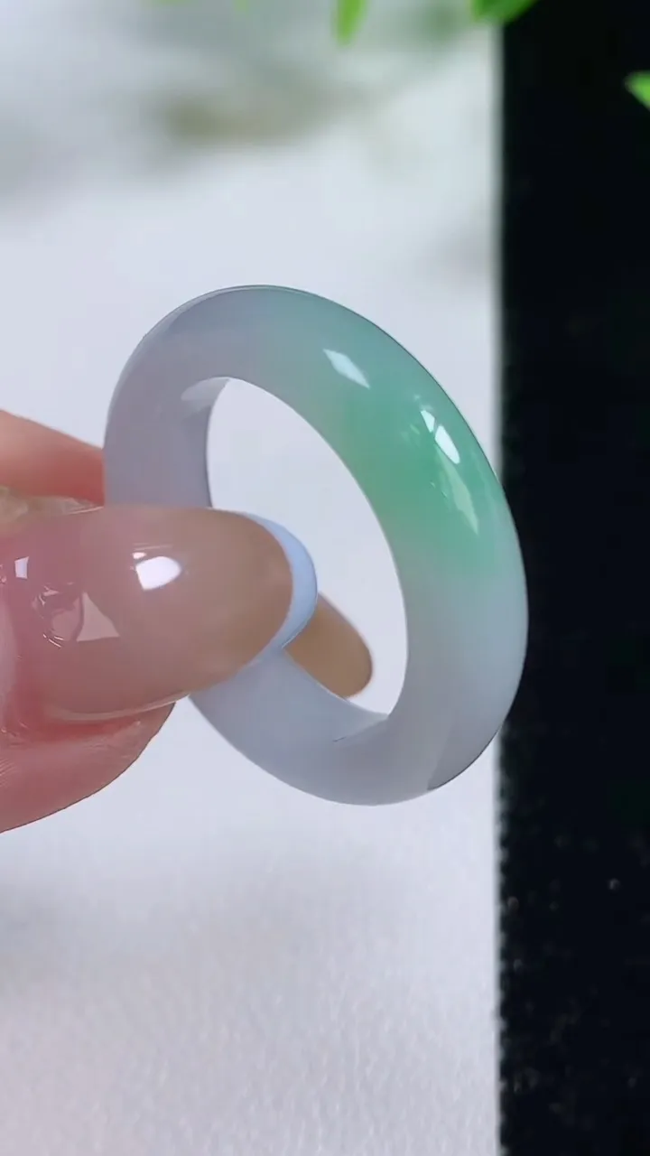 天然A货翡翠指环 戒指，尺寸19.8-5.9-3.8，重量:5.19g2025年11月9日
工厂直销收藏佳品,种好水足，色泽均匀，有种有色，上手高大气！