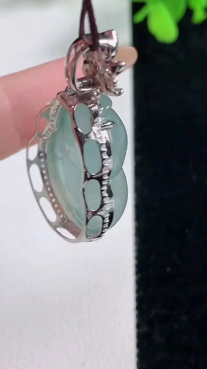 天然A货翡翠种飘花葫芦吊坠，尺寸37.7-20.7-12裸石24.3-18.3，重量:8.97g
11月9日