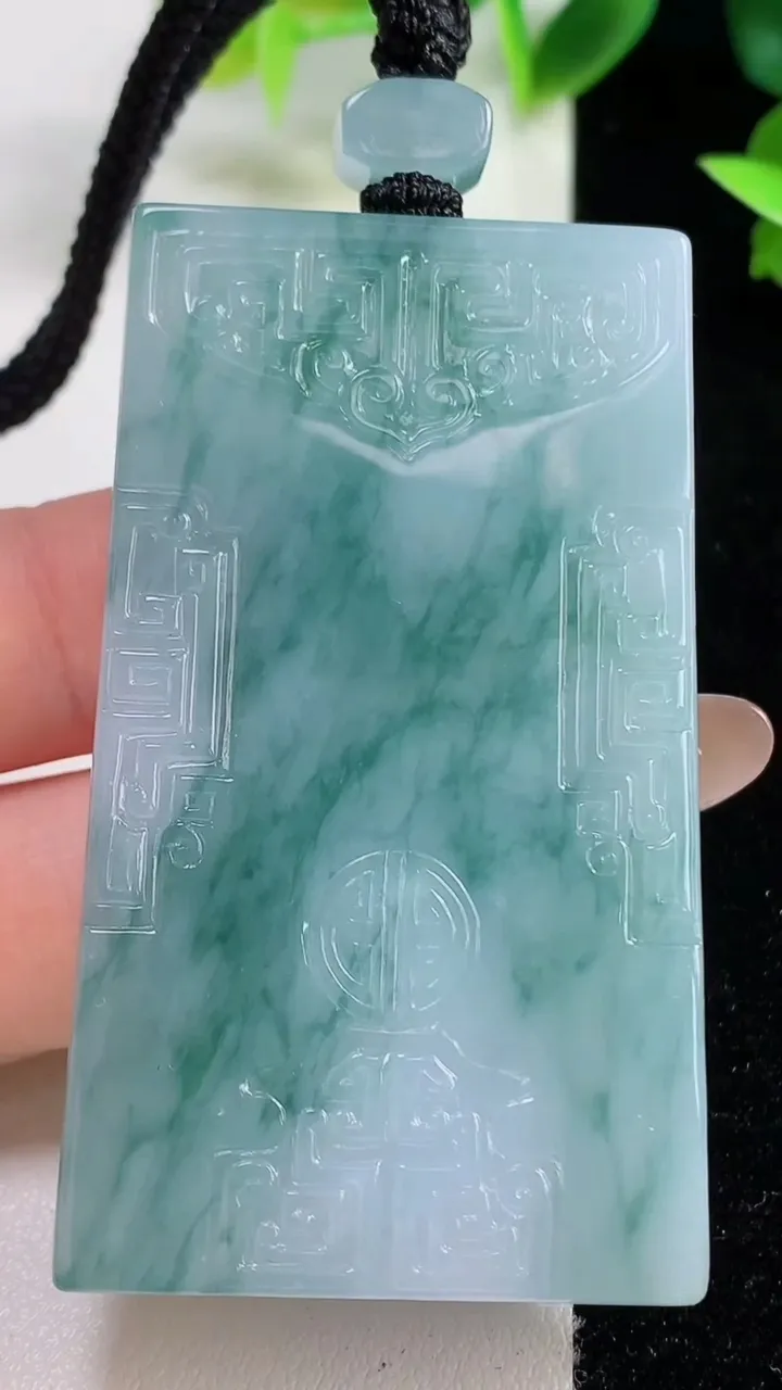 天然A货翡翠冰种飘花仿古无事牌吊坠，尺寸60-34.2-6.4，重量:42.64g
11月9日