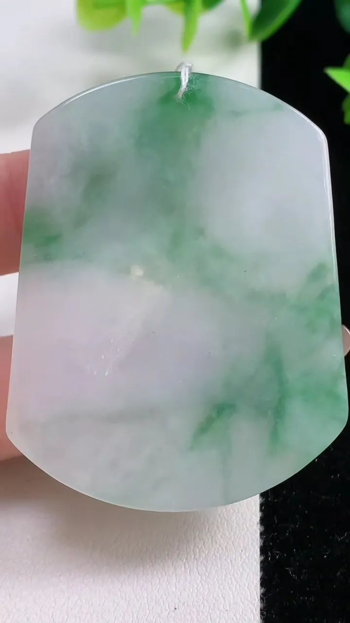 天然A货翡翠冰种飘花龙牌吊坠，尺寸54.2-42.5-5.7，重量:27.28g
11月9日