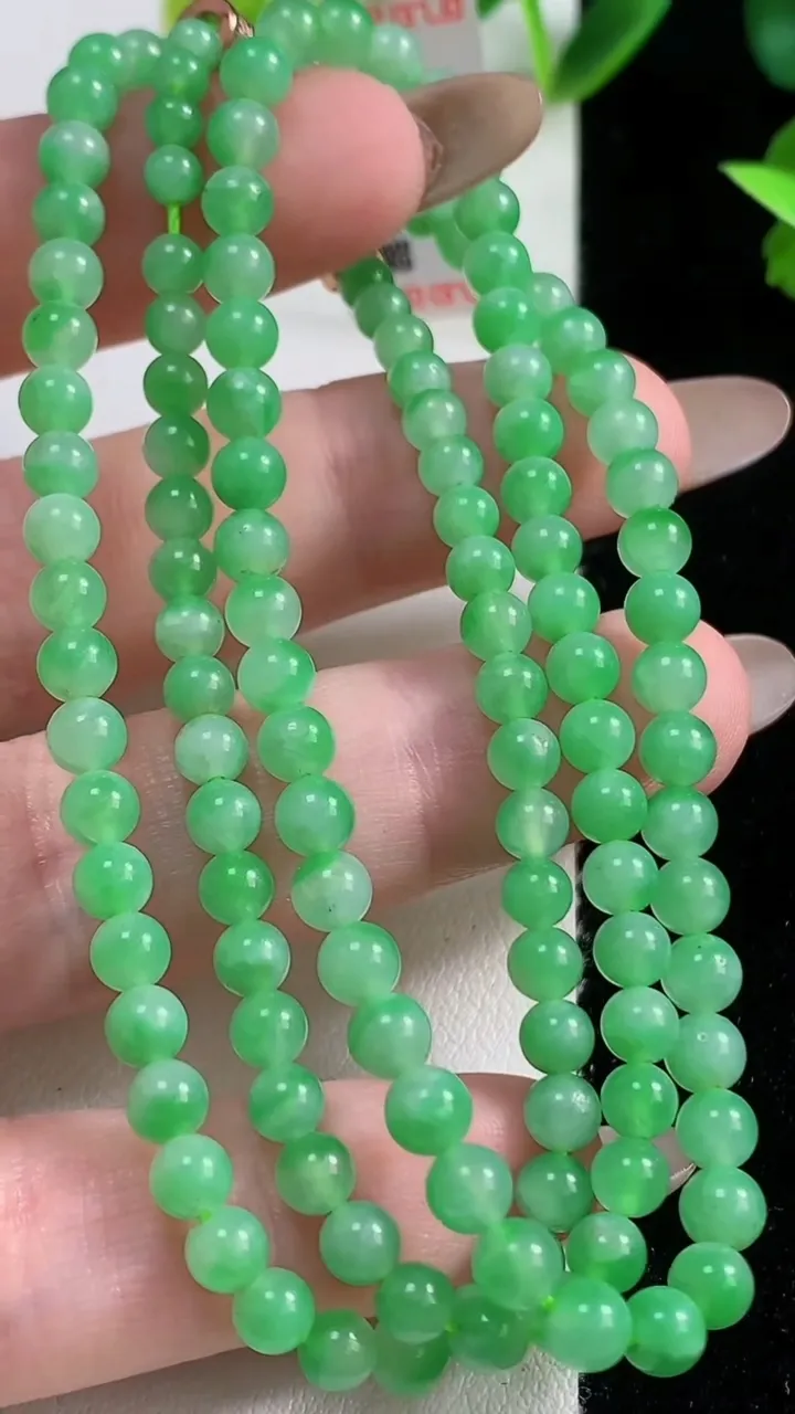 天然A货翡翠小米圆珠项链131颗，尺寸3.8，重量:19.59g
11月9日