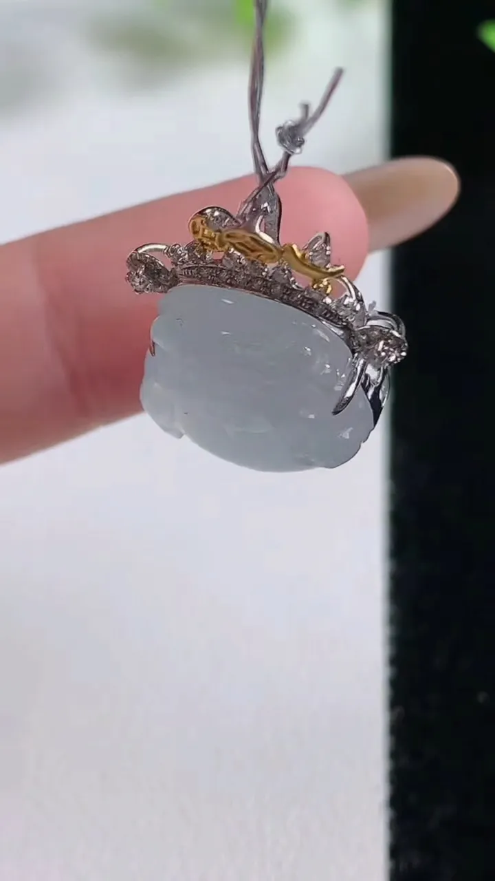 天然A货翡翠种白冰财神爷吊坠，尺寸18.9-13.3-14.4-8.4，重量:3.27g
11月9日