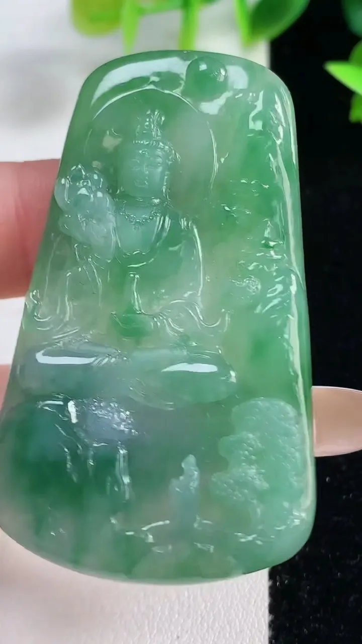 天然A货翡翠大势至观音菩萨吊坠，尺寸58.6-32.6-5.8，重量:24.44g
11月9日