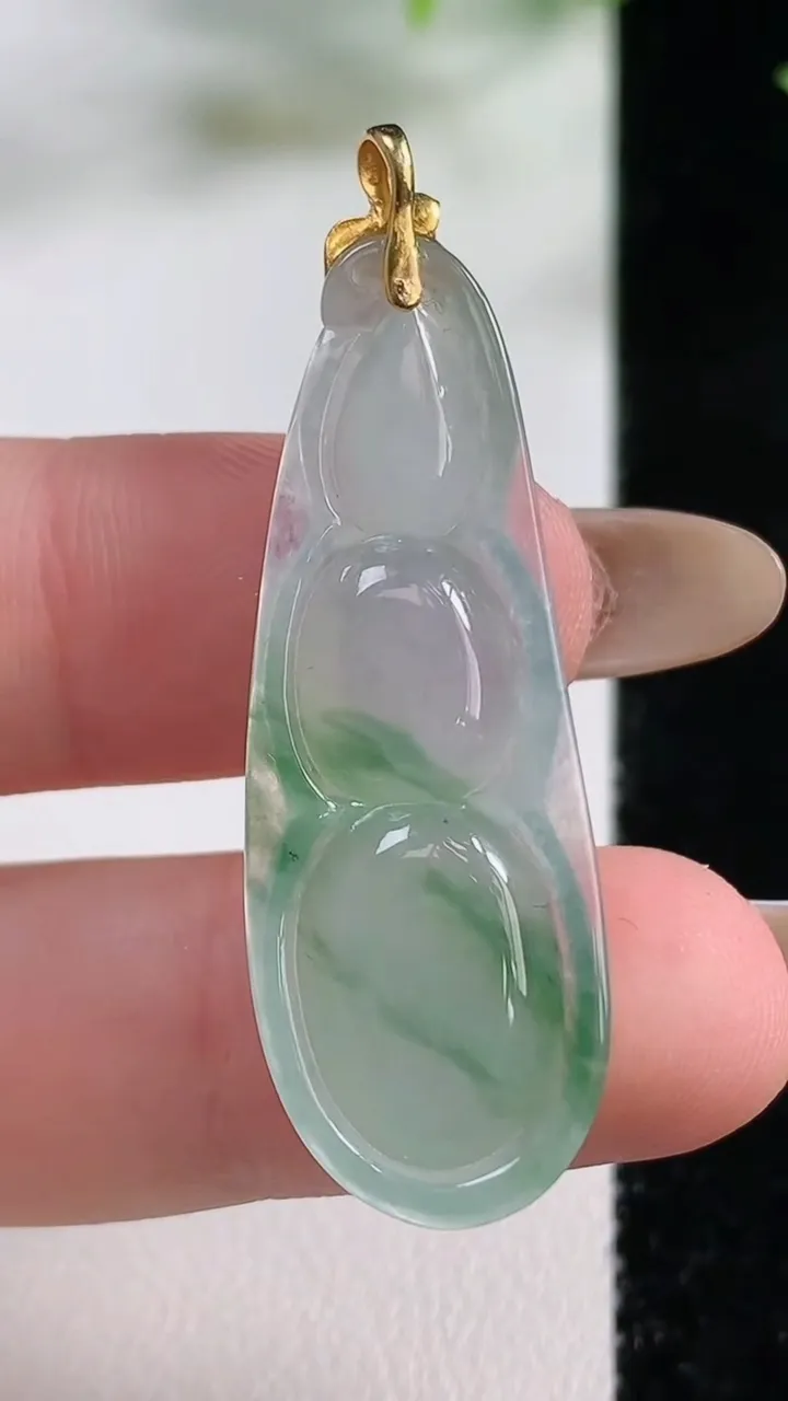 天然A货翡翠种飘花福豆吊坠，尺寸39.6-14.4-5.6，重量:5.26g
11月9日