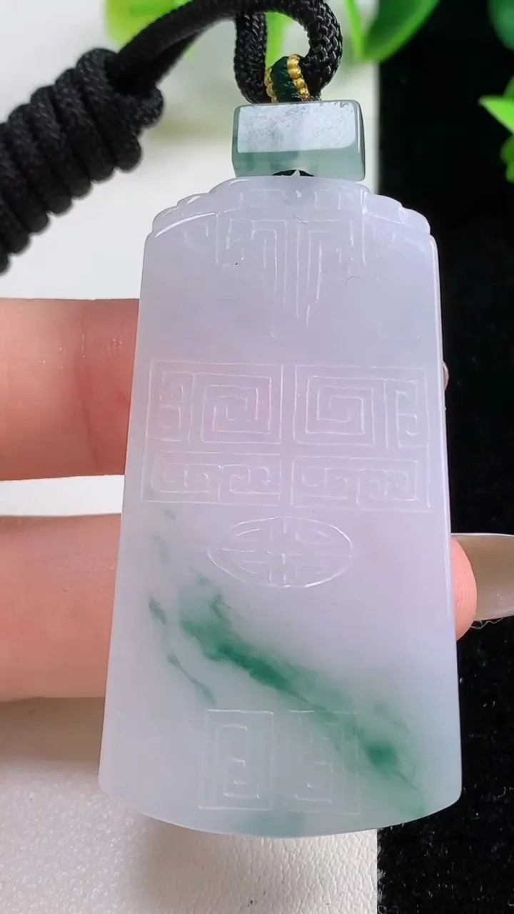 天然A货翡翠冰种飘花仿古无事牌吊坠，尺寸53.3-28.4-5.7，重量:26.93g
11月9日