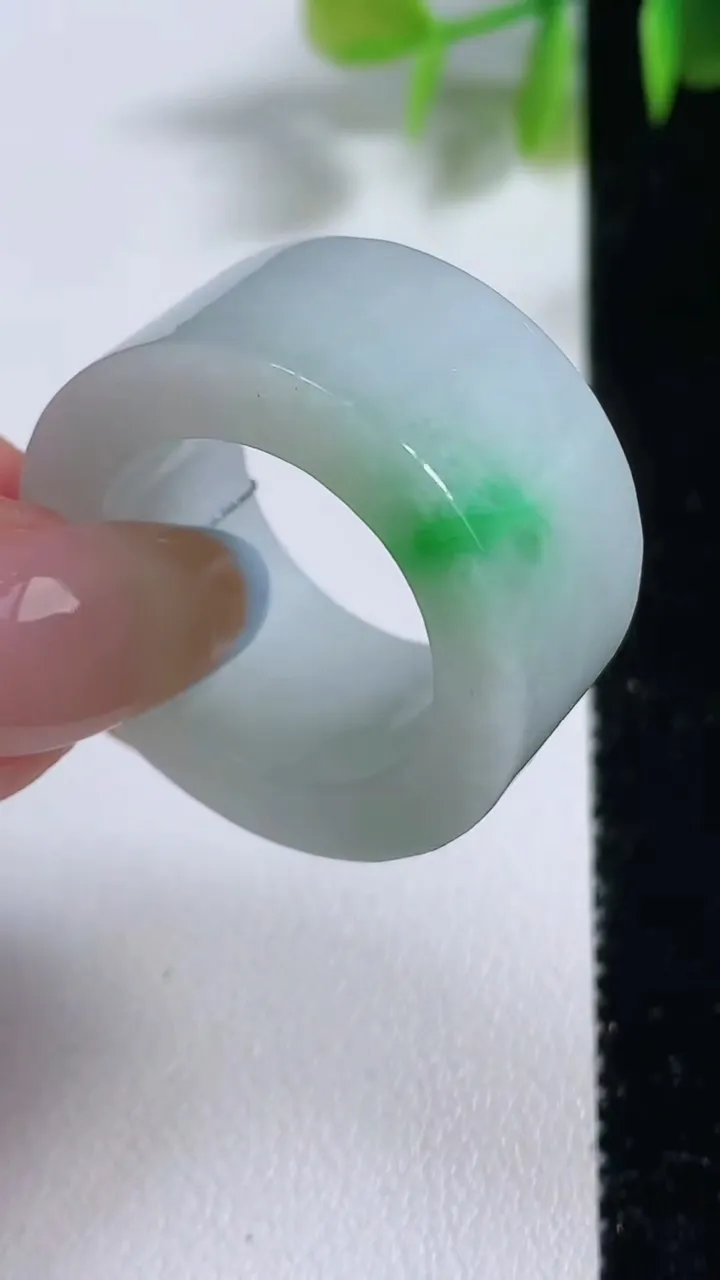 天然A货翡翠扳指 指环 戒指 ，尺寸20-14-4.6，重量:18.06g2025年11月9日
工厂直销收藏佳品,种好水足，色泽均匀，有种有色，上手高大气！