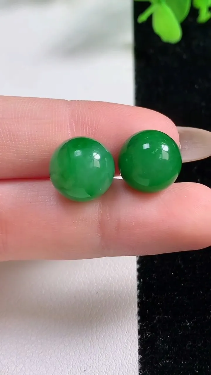 天然A货翡翠圆珠镶嵌件一对，尺寸12，重量:6.13g
11月9日