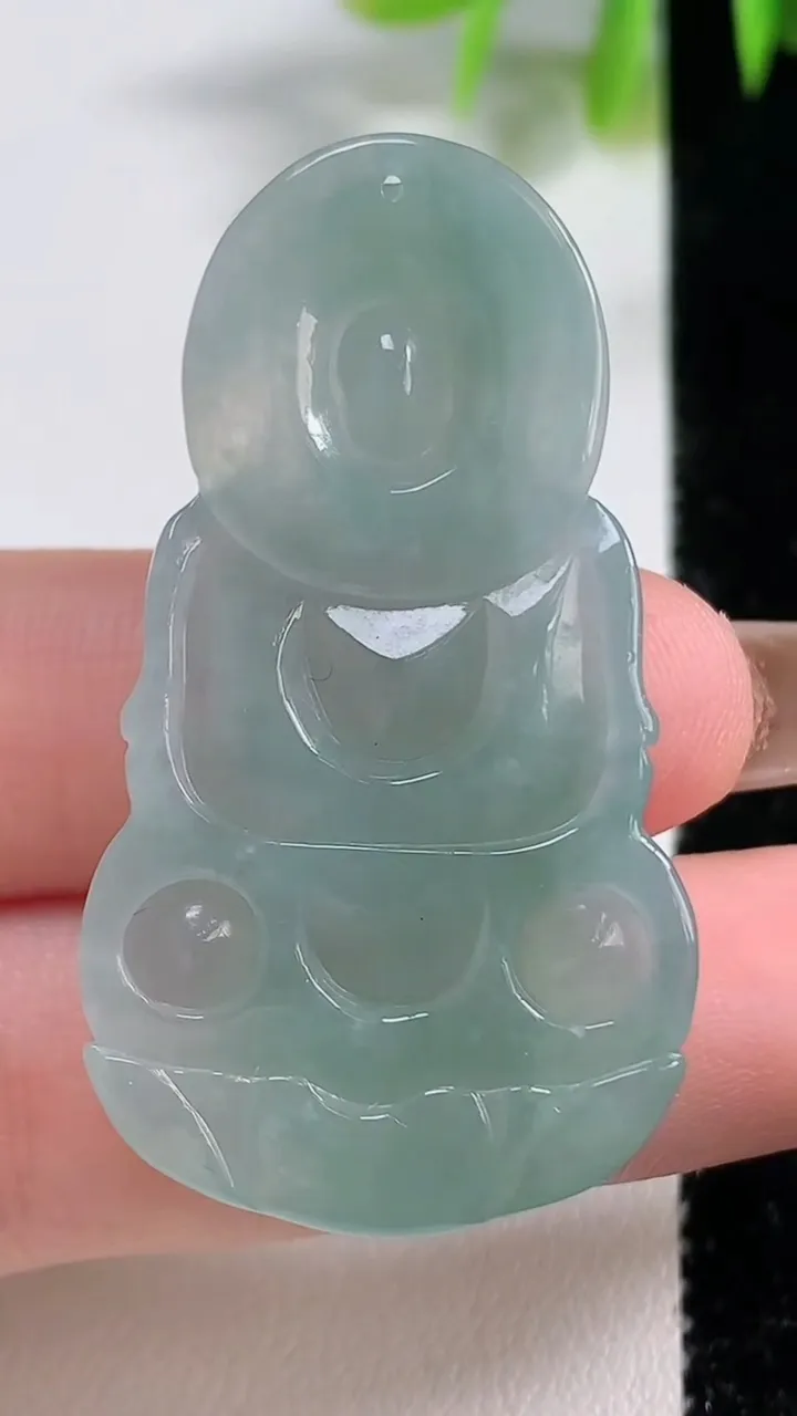 天然A货翡翠正装观音菩萨吊坠，尺寸45.7-25.5-6，重量:12.15g
11月9日