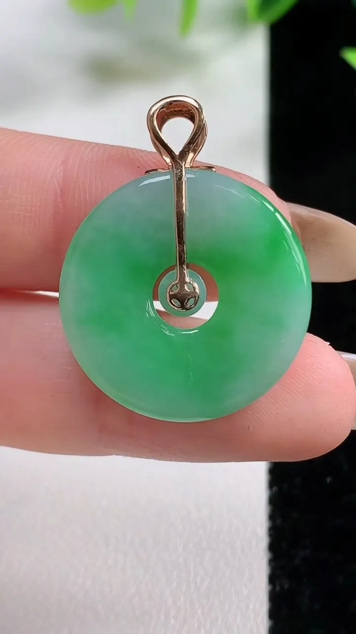 天然A货翡翠母子平安扣吊坠，尺寸23.4-3，重量:3.98g
11月9日