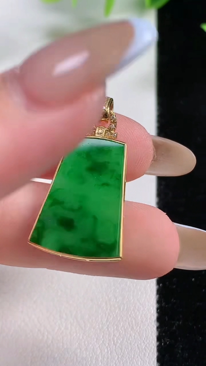 天然A货翡翠无事牌吊坠，尺寸21.8-16-2.1，重量:2.70g
11月9日