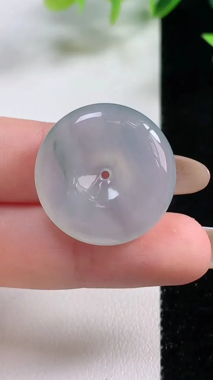 天然A货翡翠冰种飘花平安扣吊坠，尺寸24.6-6，重量:7.41g
11月9日