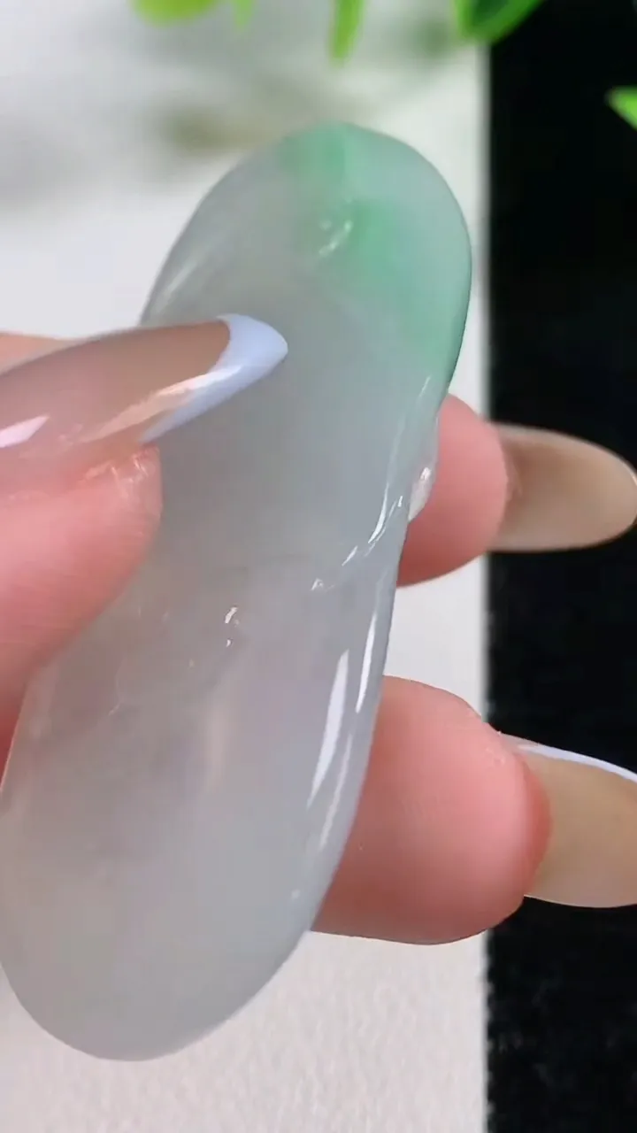 天然A货翡翠无相观音菩萨吊坠，尺寸61-20.4-6.8，重量:16.65g
11月9日