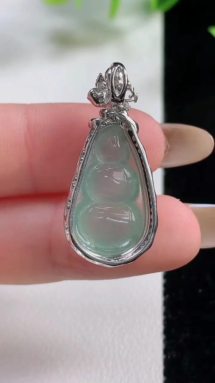 天然A货翡翠福豆吊坠，尺寸31-14.5-9.3裸石9.6-11，重量:3.76g
11月9日