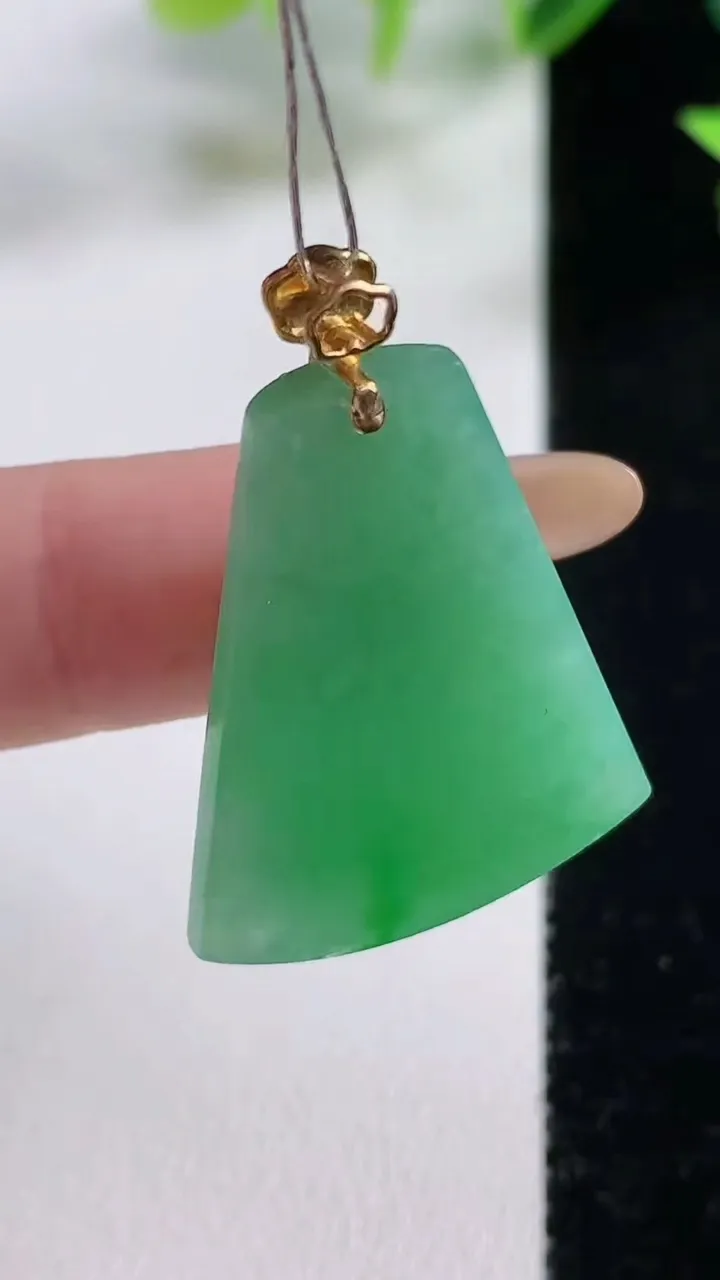 天然A货翡翠无事牌吊坠，尺寸29-22.5-6.3，重量:7.78g
11月9日