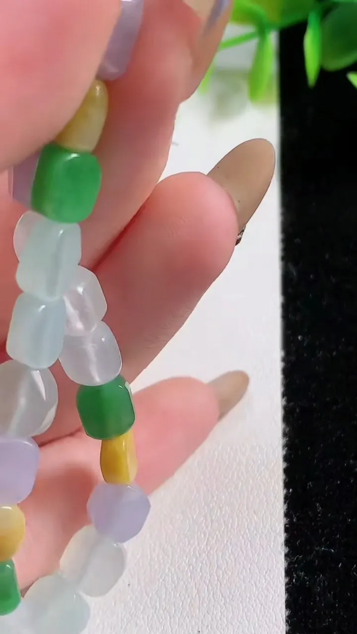 天然A货翡翠种三彩路路通手串23颗，尺寸7-6.3-2.8，重量:11.35g11月9日
工厂直销收藏佳品,种好水足，色泽均匀，有种有色，上手高大气！