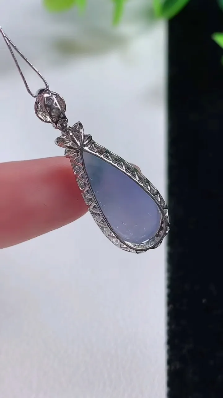 天然A货翡翠种紫罗兰 飘花福瓜吊坠，尺寸28.4-9.6-8.5裸石17.8-7.4，重量:2.51g
11月9日，重量:2.51g