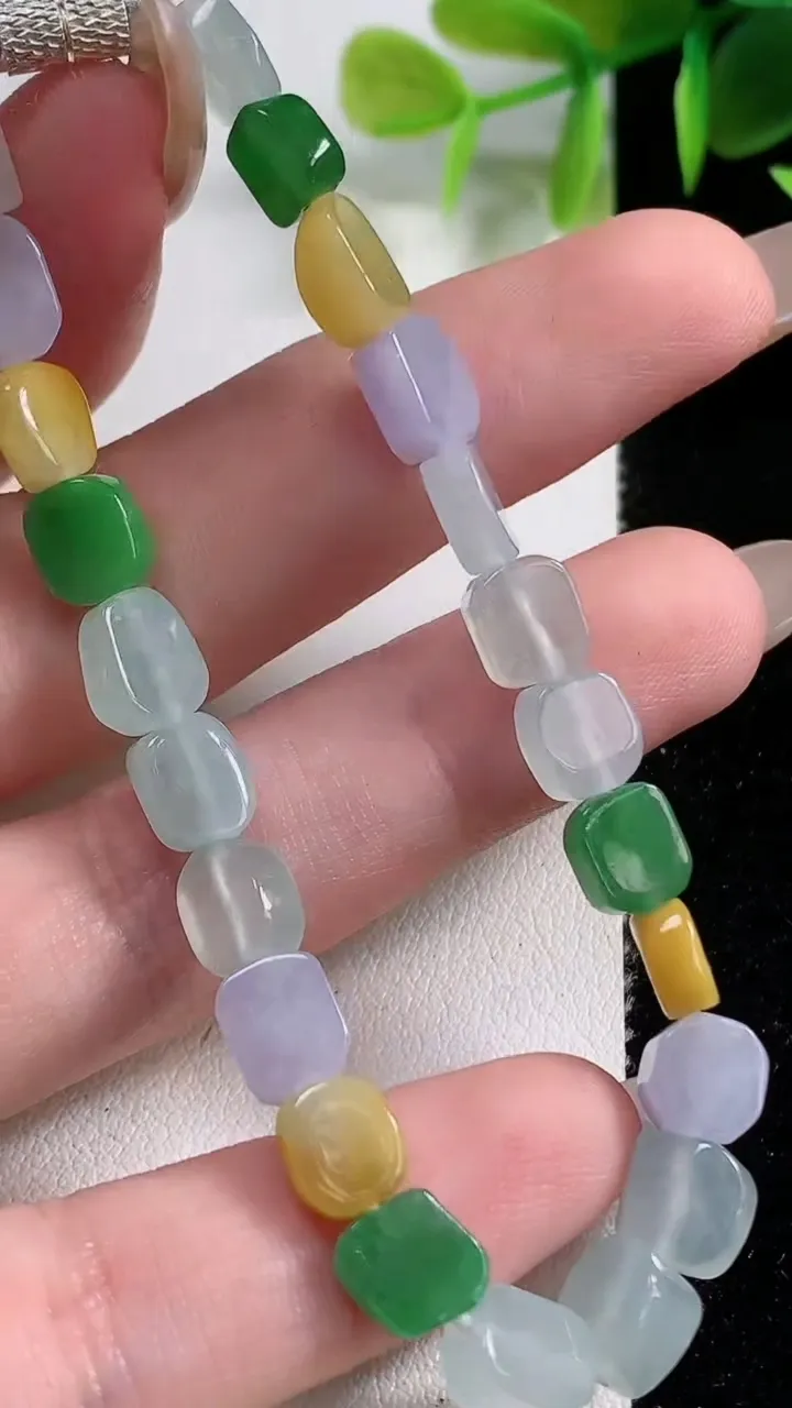 天然A货翡翠种三彩路路通手串23颗，尺寸7-6.3-2.8，重量:11.35g11月9日
工厂直销收