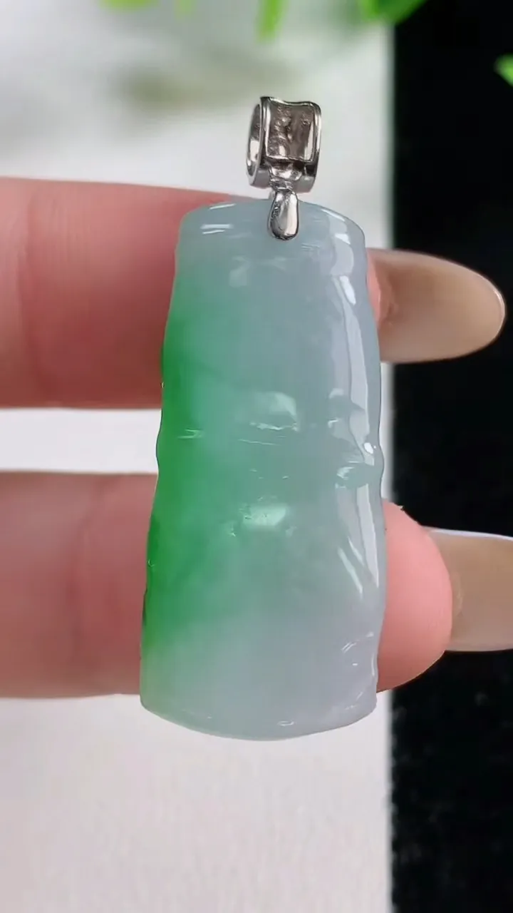 天然A货翡翠节节高升 竹节吊坠，尺寸33-14.3-6.1，重量:6.40g
11月9日