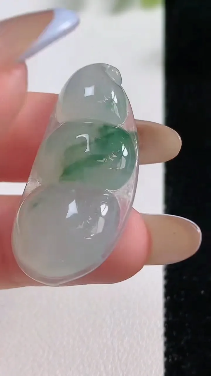 天然A货翡翠冰种飘花福豆吊坠，尺寸37-18.4-5.5，重量:6.59g
11月9日