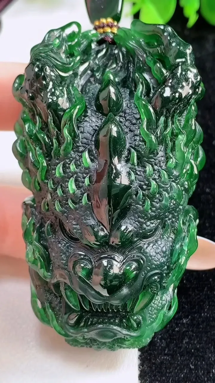 天然A货翡翠龙牌吊坠，尺寸68-39.3-25.2，重量:108.59g
11月9日