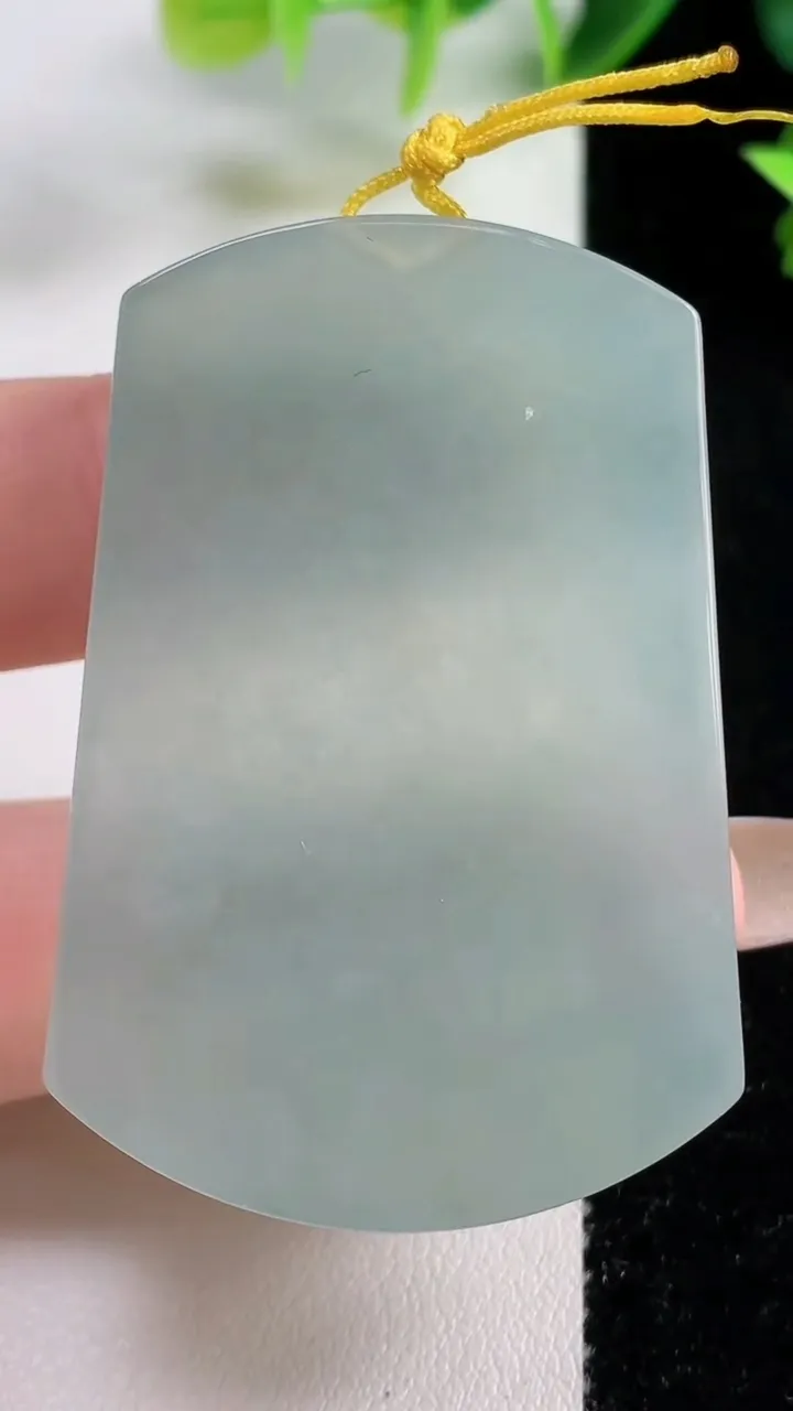 天然A货翡翠无事牌吊坠，尺寸51.4-34.4-6.1，重量:30.05g
11月9日