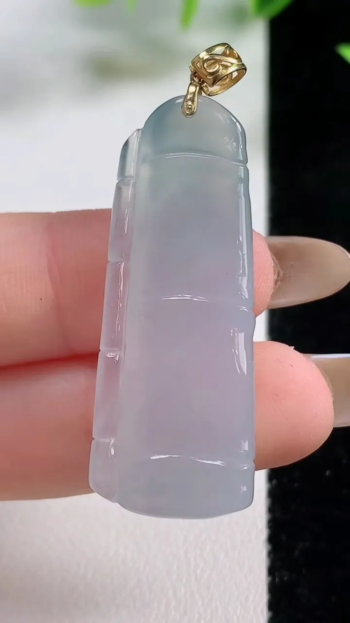 天然A货翡翠节节高升 竹节吊坠，尺寸40.8-15.6-5.8，重量:8.13g
11月9日