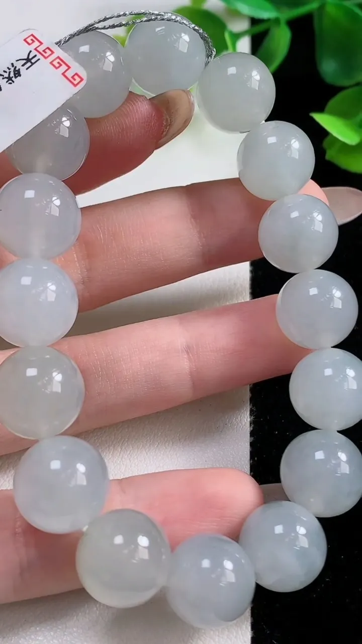 天然A货翡翠种白冰圆珠手串16颗，尺寸12.3，重量:53.77g11月9日
工厂直销收藏佳品,种好水足，色泽均匀，有种有色，上手高大气！