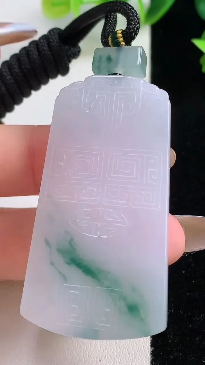 天然A货翡翠冰种飘花仿古无事牌吊坠，尺寸53.3-28.4-5.7，重量:26.93g
11月9日