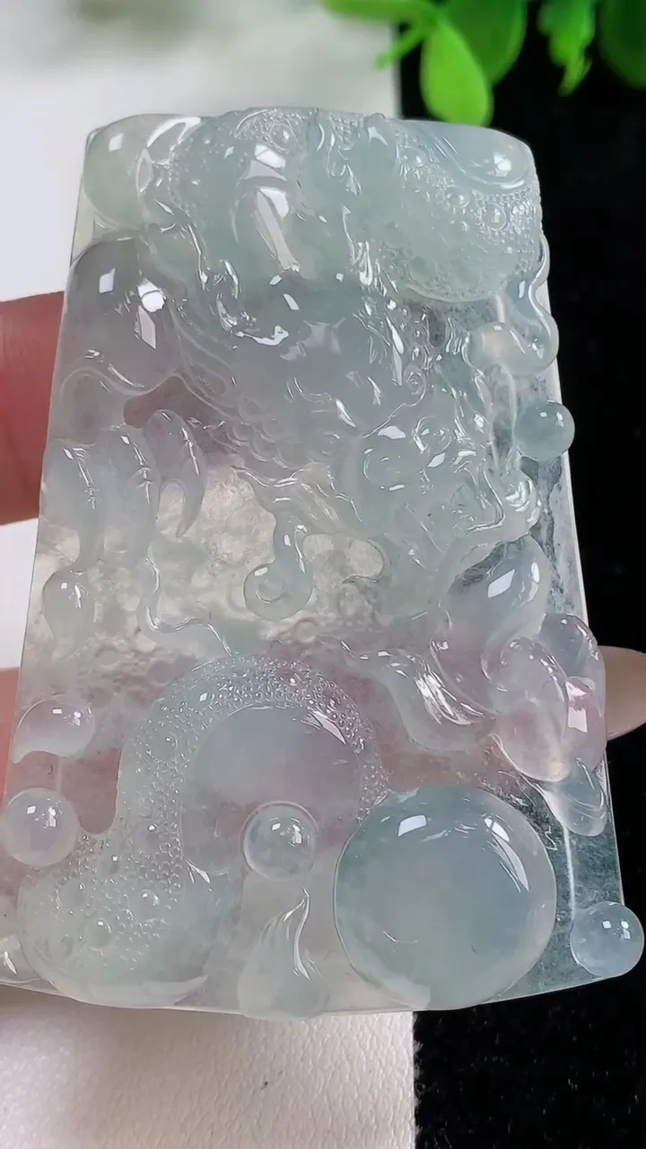 天然A货翡翠龙牌吊坠，尺寸61.3-42.8-6.7，重量:30.93g
11月9日