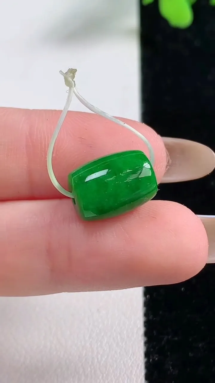 天然A货翡翠路路通吊坠，尺寸12.6-9.2，重量:2.44g
11月9日