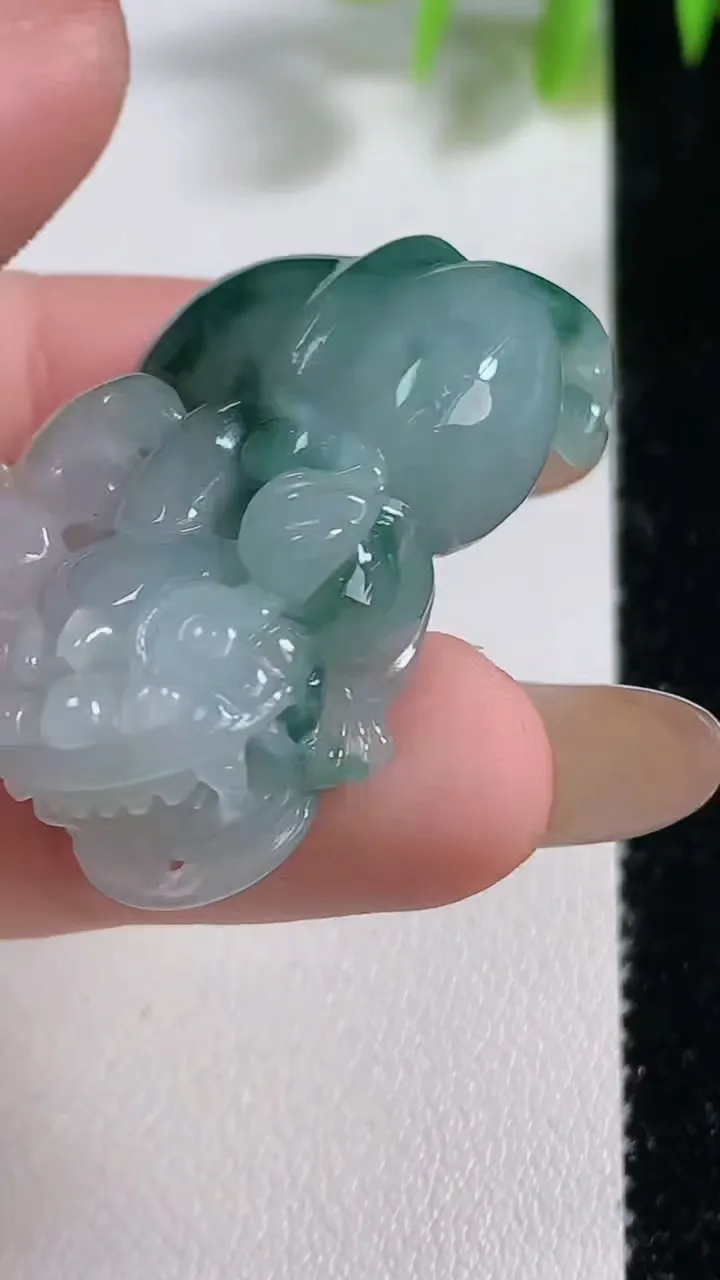 天然A货翡翠冰种飘花貔貅吊坠，尺寸37.7-22-11.8，重量:19.44g
11月9日
