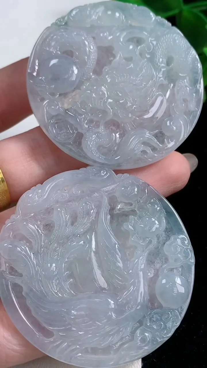 天然A货翡翠龙凤呈祥吊坠一对，尺寸51.4-4.7，重量:54.59g
11月9日