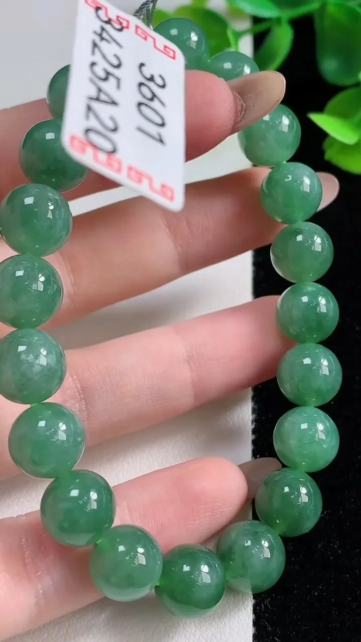 天然A货翡翠圆珠手串20颗，尺寸9.8，重量:34.22g11月9日
工厂直销收藏佳品,种好水足，色泽均匀，有种有色，上手高大气！