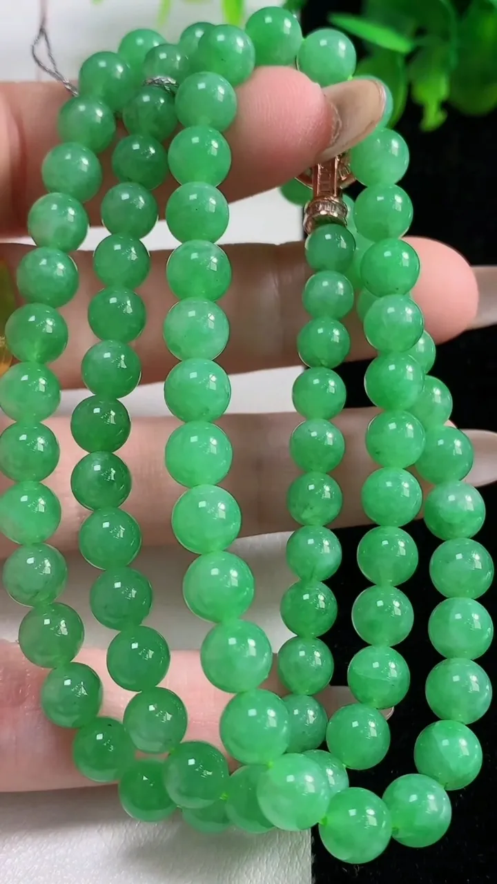 天然A货翡翠圆珠项链89颗，尺寸6，重量:39.35g11月9日
工厂直销收藏佳品,种好水足，色泽均匀，有种有色，上手高大气！