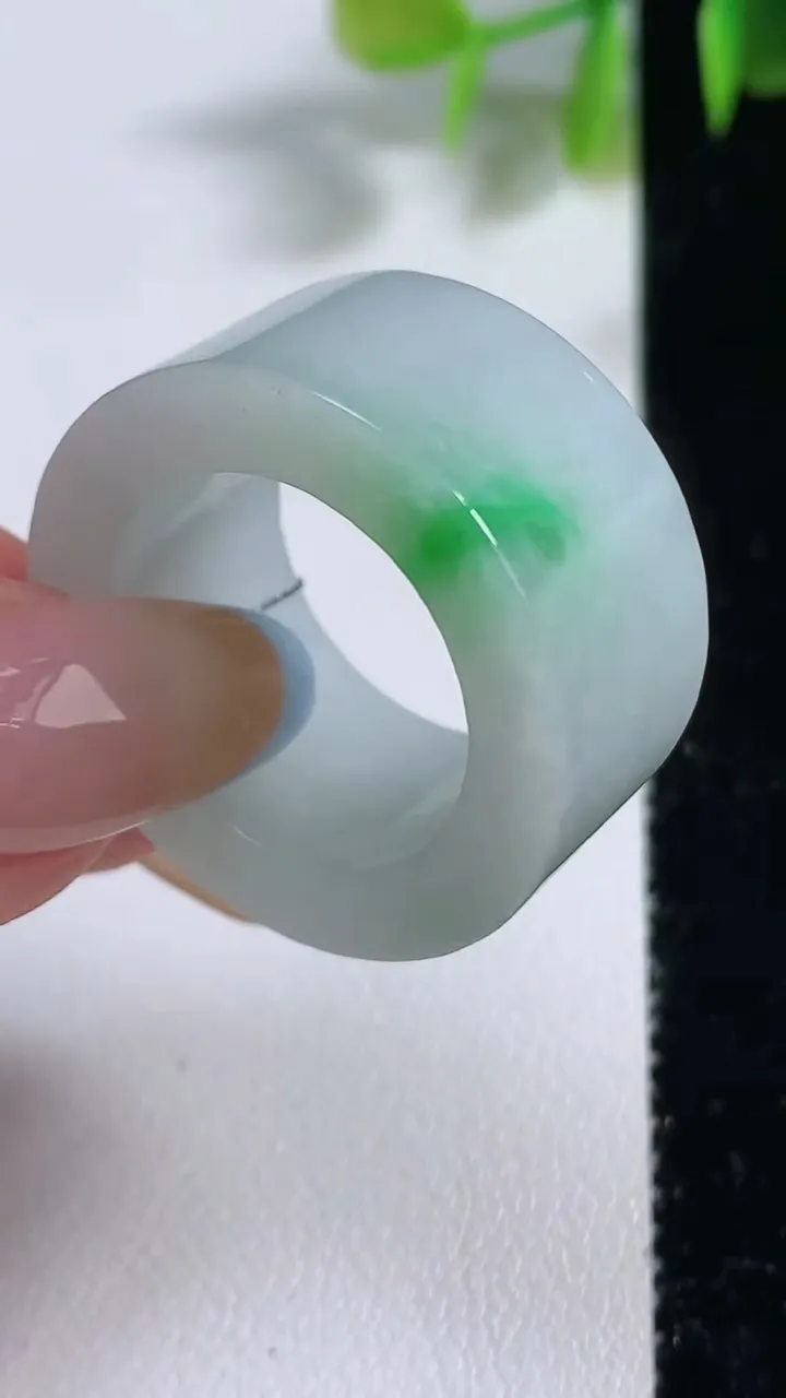 天然A货翡翠扳指 指环 戒指 ，尺寸20-14-4.6，重量:18.06g2025年11月9日
工厂直销收藏佳品,种好水足，色泽均匀，有种有色，上手高大气！