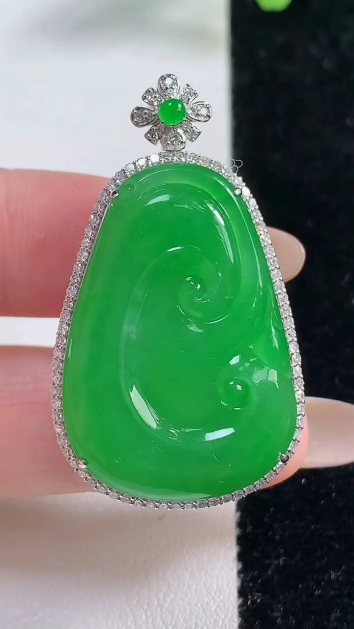 天然A货翡翠如意吊坠，尺寸42-24-9.5裸石31.8-21.4，重量:10.96g
11月9日，