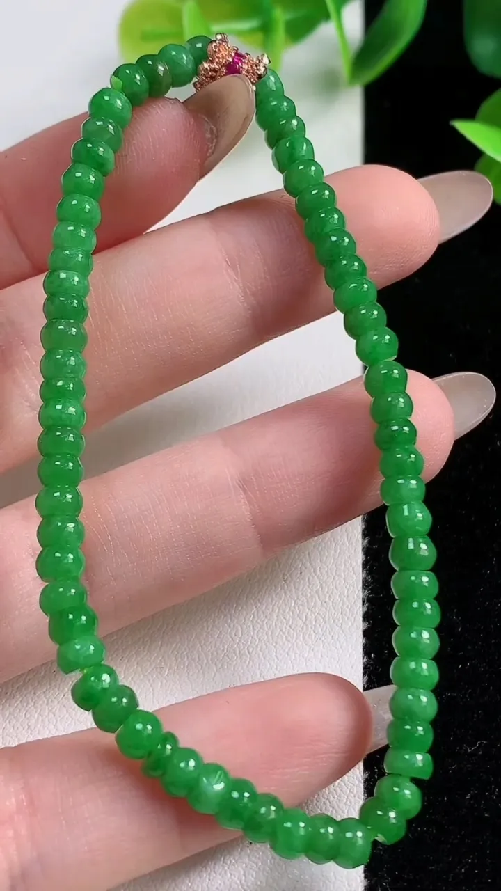 天然A货翡翠算盘珠手串64颗，尺寸4.4-2.7，重量:7.34g11月9日
工厂直销收藏佳品,种好