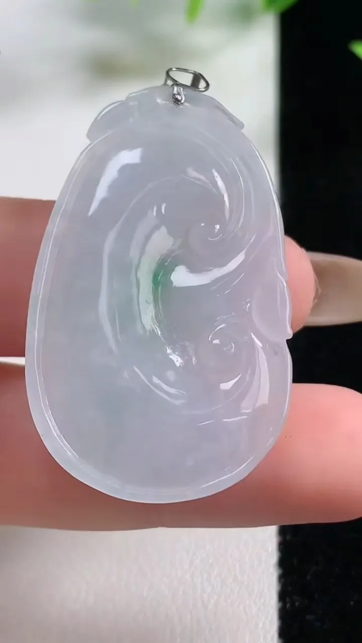 天然A货翡翠如意吊坠，尺寸39.5-24.4-5.3，重量:9.28g
11月9日