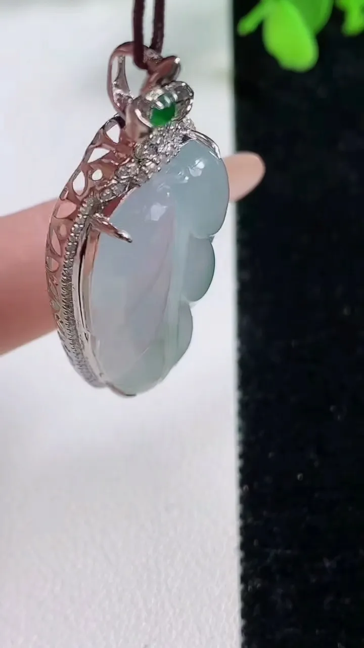 天然A货翡翠种飘花金枝玉叶 叶子吊坠，尺寸44.8-20.6-9.3裸石32-18，重量:8.20g
11月9日
