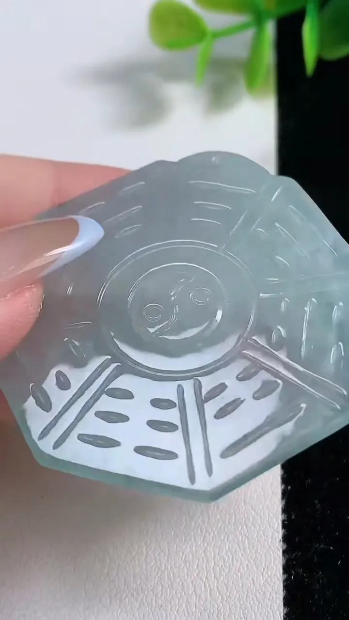 天然A货翡翠冰种飘花八卦阵吊坠，尺寸48.3-45.4-3，重量:14.11g
11月9日