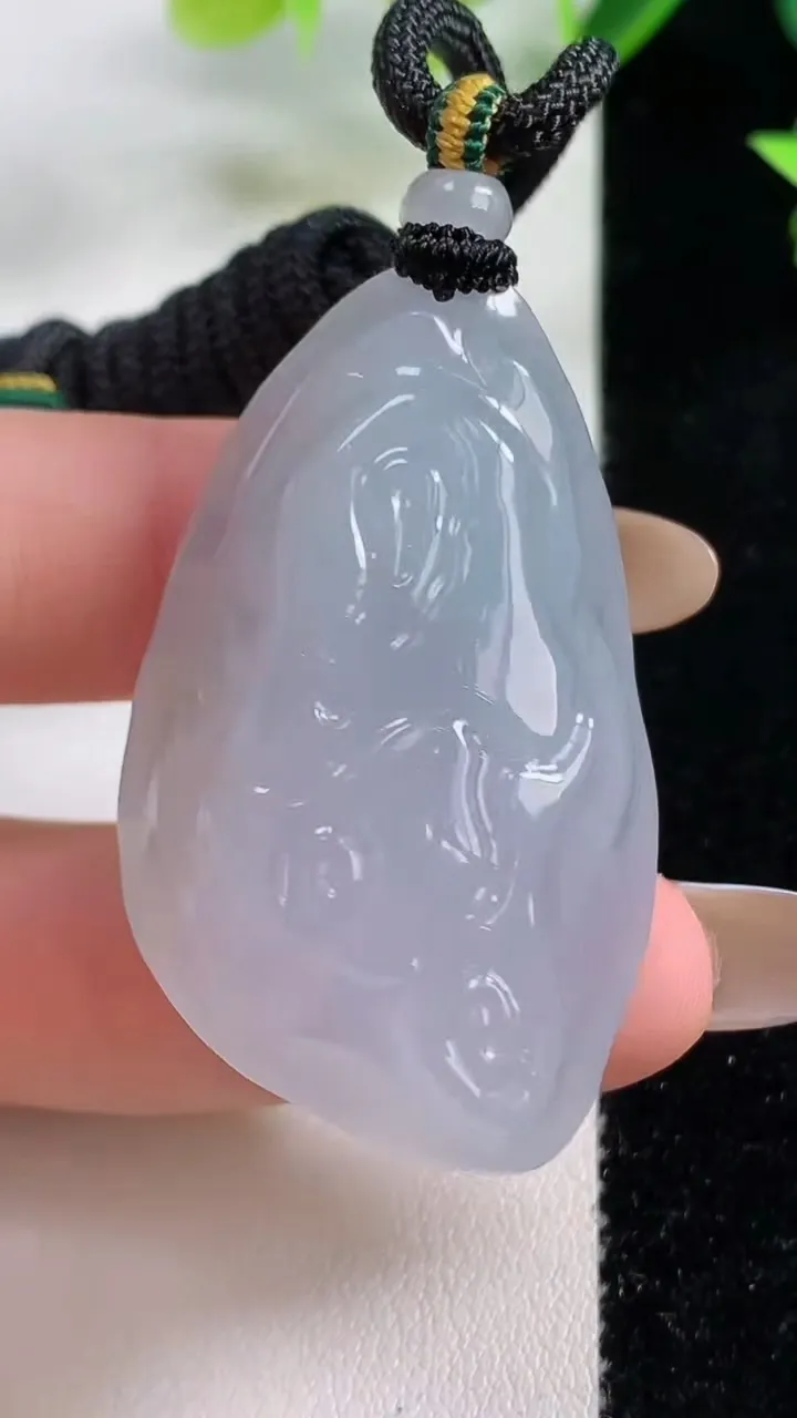 天然A货翡翠原石吊坠，尺寸40.6-26.6-14.4，重量:30.60g
11月9日