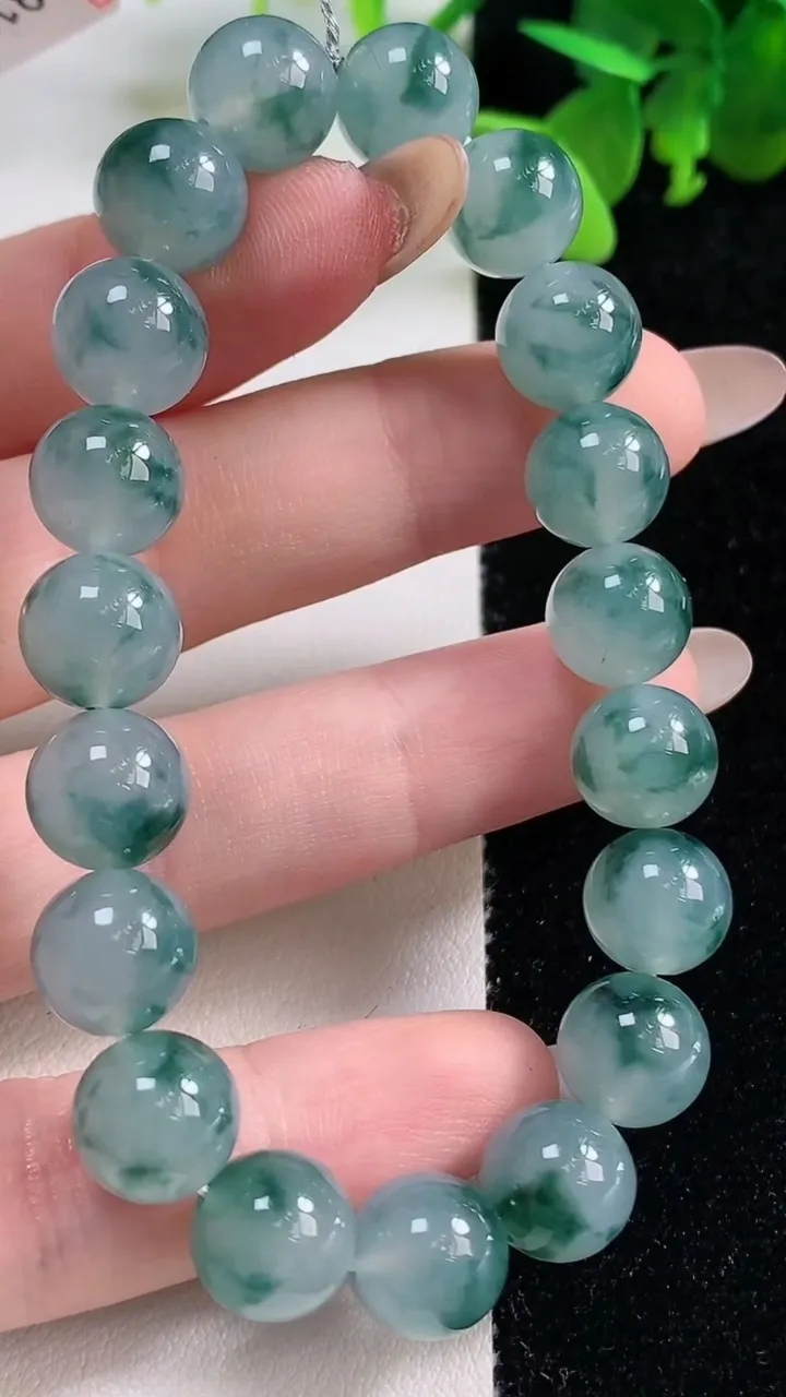 天然A货翡翠种飘花圆珠手串19颗，尺寸10，重量:32.68g11月9日
工厂直销收藏佳品,种好水足，色泽均匀，有种有色，上手高大气！
