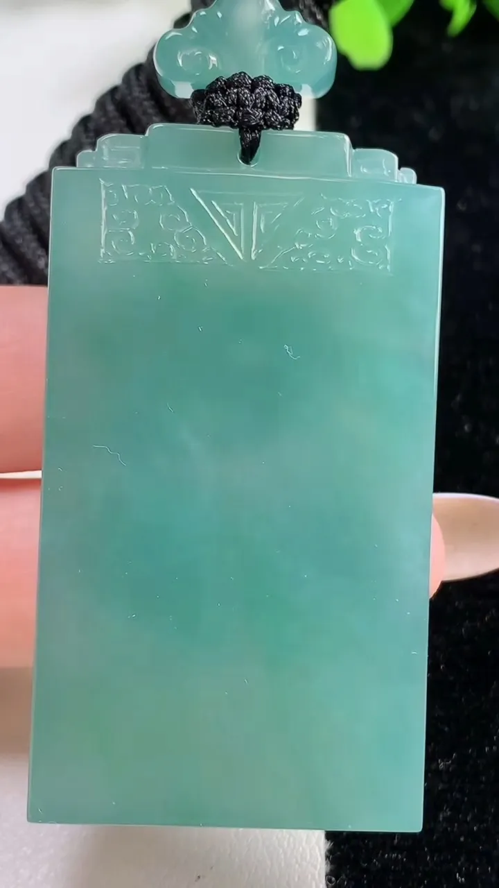 天然A货翡翠仿古无事牌吊坠，尺寸54.8-30.2-6，重量:39.39g
11月9日