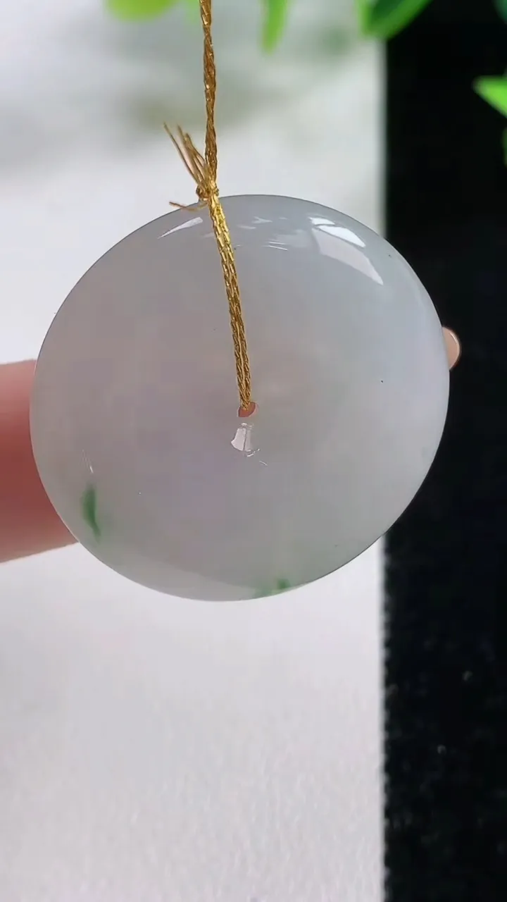 天然A货翡翠平安扣吊坠，尺寸28.5-5.3，重量:9.66g
11月9日